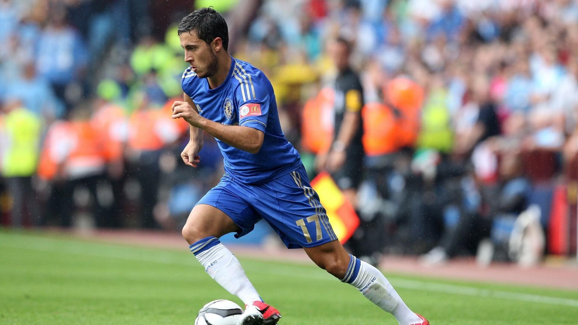 尼斯后场稳固防守撑起比赛防线，尼斯主场