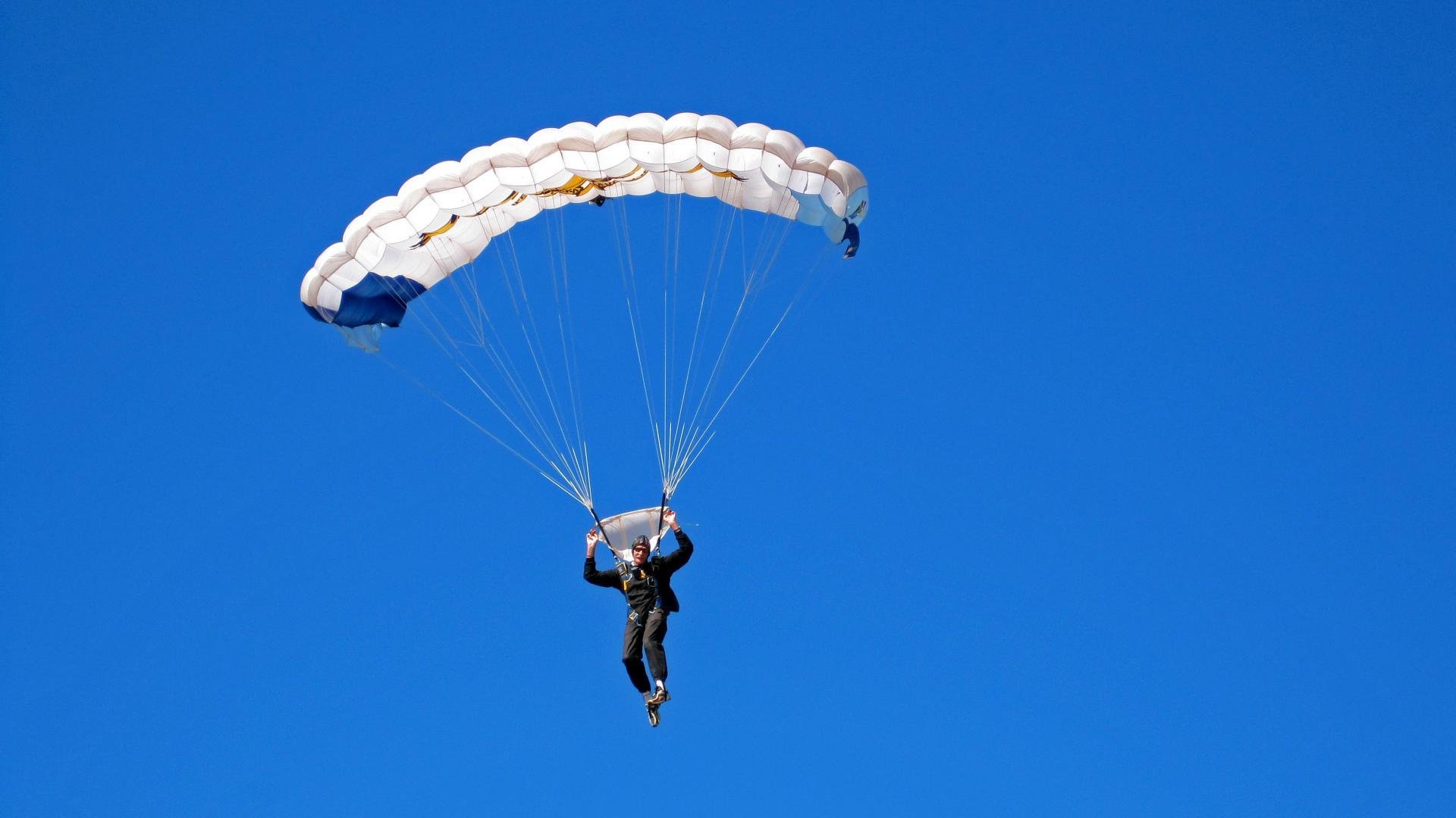 快船组织公益义卖活动筹集儿童基金