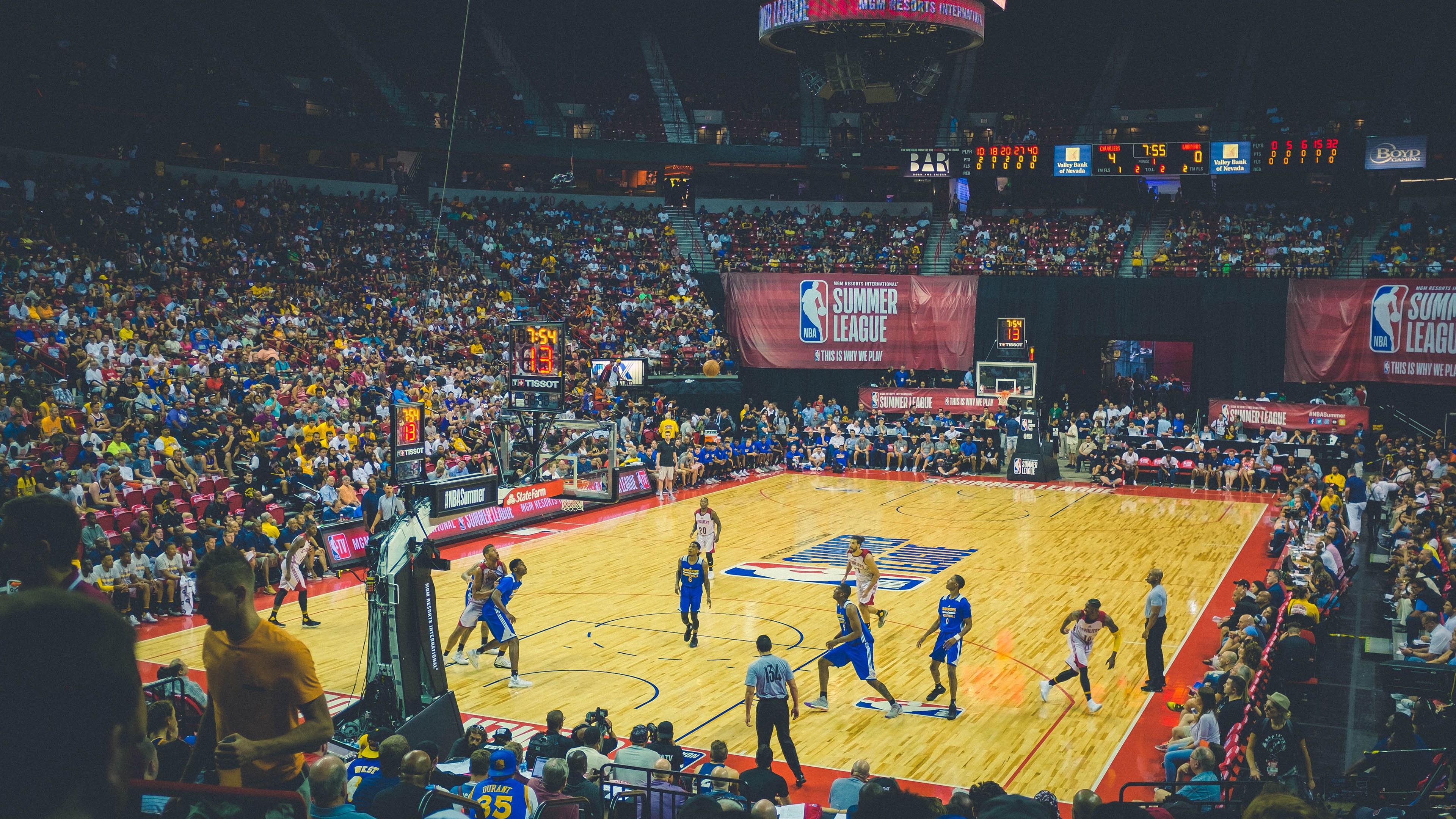 《CS_GO极速对垒，现场气氛火爆点燃》，吃鸡极速对决近战