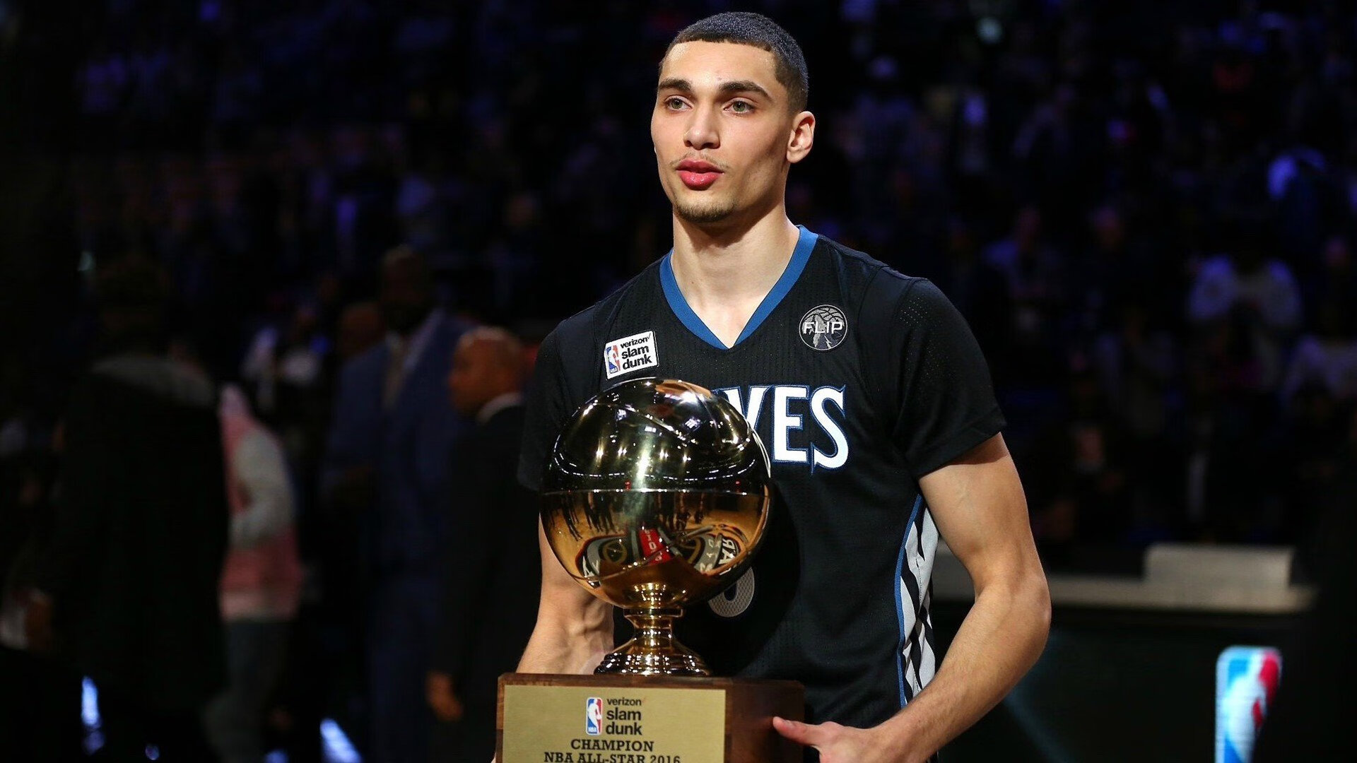 爱游戏体育官方在线-英超焦点战，比分3-2，绝杀球由前锋艾伦打入，控球率65%，射门次数21次